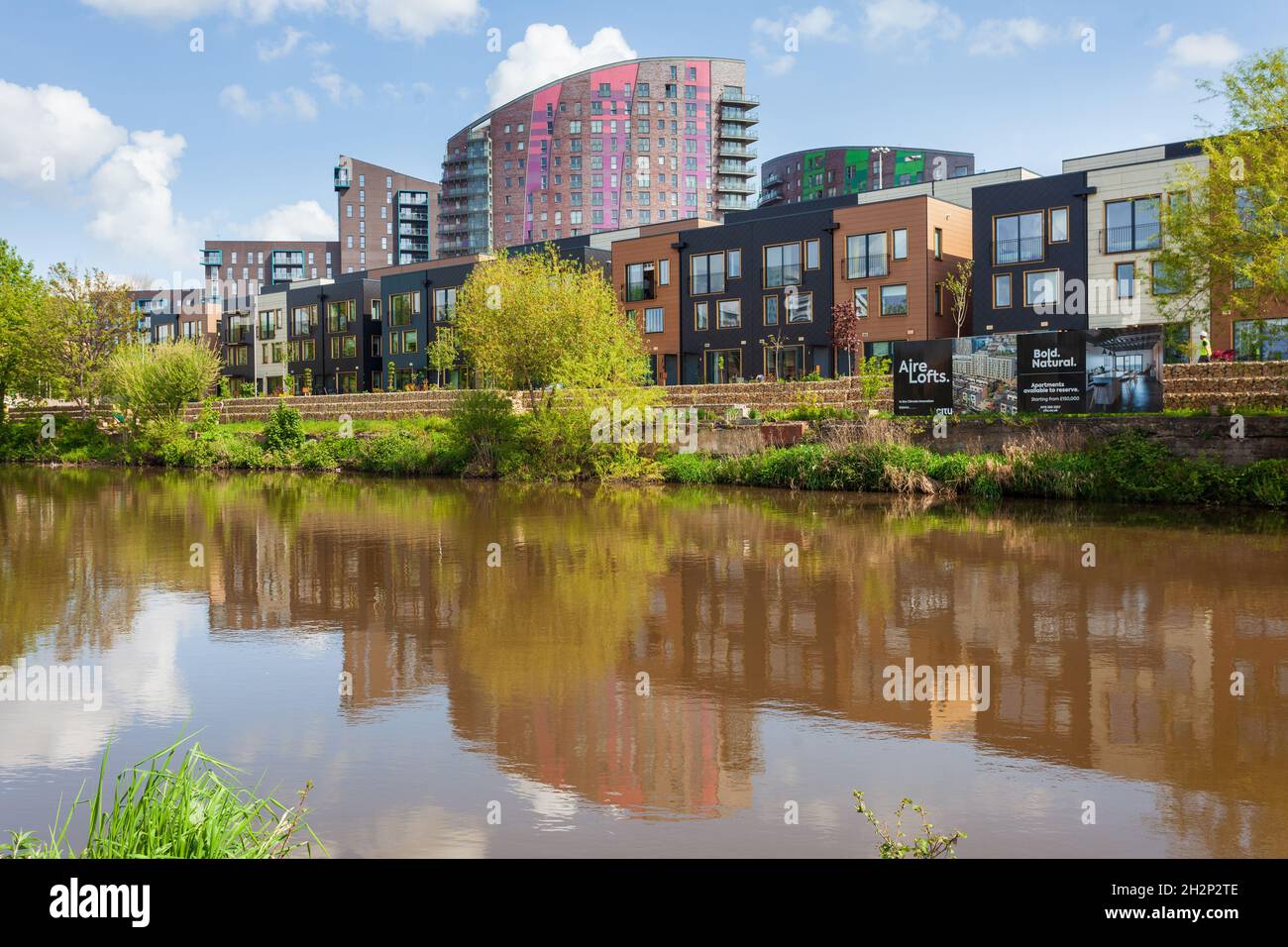 Aire Lofts nuovo sviluppo di alloggi lungo il fiume nel distretto di innovazione climatica vicino al fiume Aire a Leeds, West Yorkshire Foto Stock