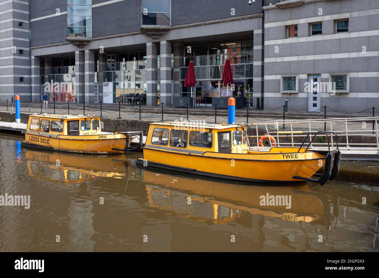 Taxi acquei ormeggiati al Clarence Dock nel centro di Leeds, West Yorkshire Foto Stock