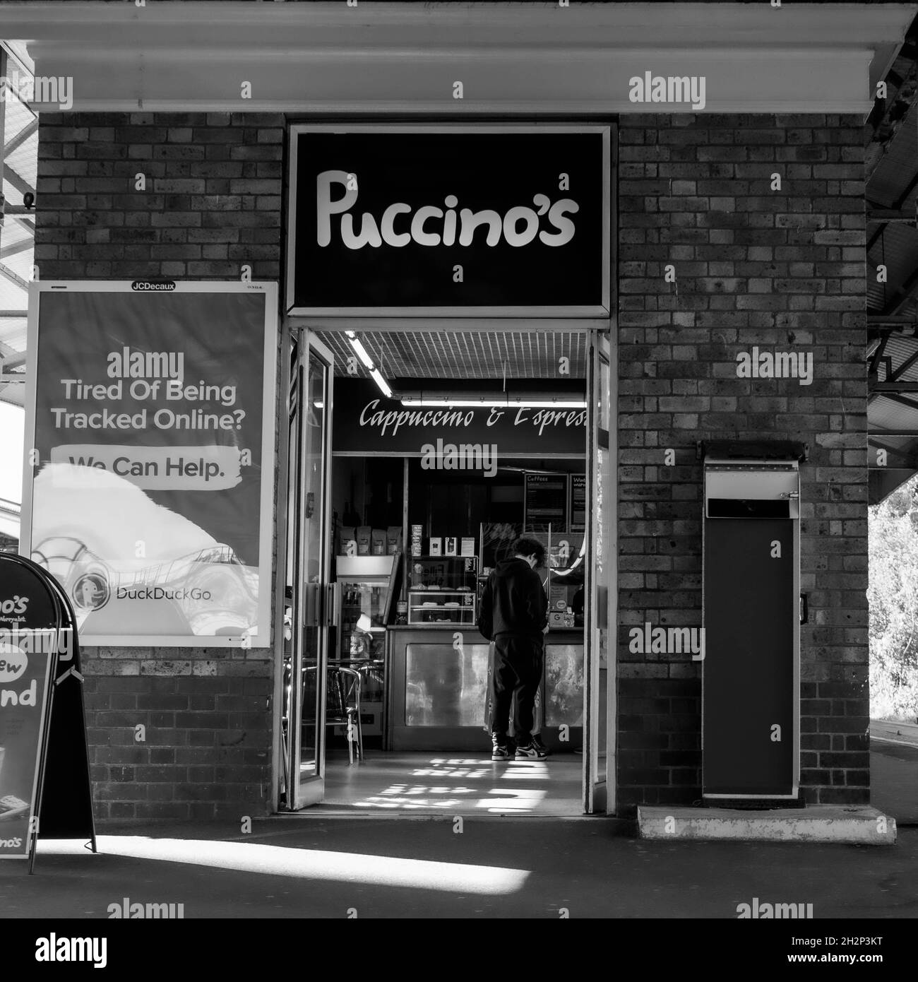 Caffetteria e snack Bar Puccino's sulla stazione ferroviaria di Epsom che servono treni per pendolari Foto Stock