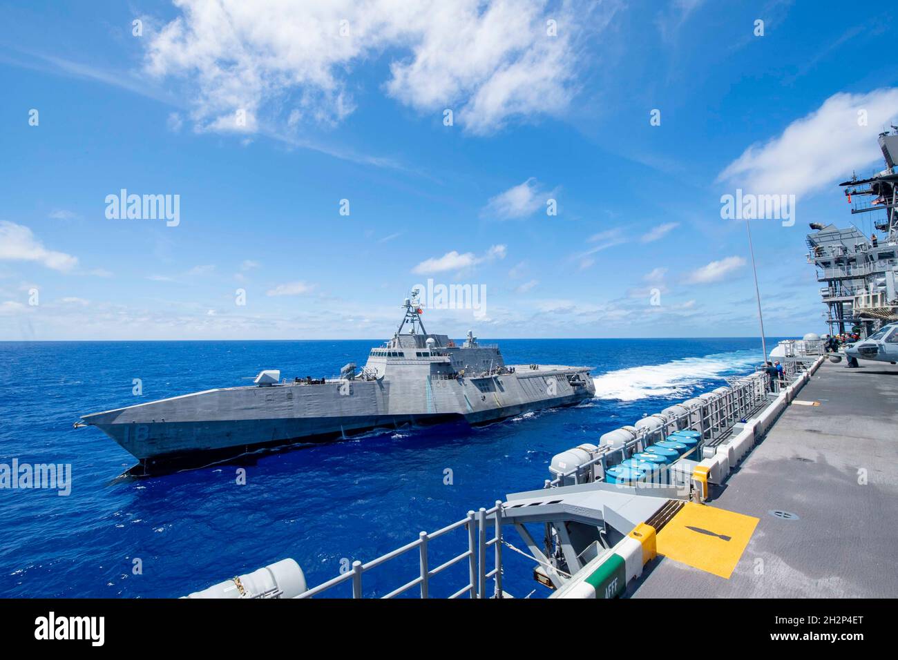 South China Sea, Stati Uniti. 23 Agosto 2021. La nave da combattimento litoranea USS Charleston variante alla Marina degli Stati Uniti d'America veleggia accanto alla nave d'assalto anfibio dispiegata in avanti USS America durante le operazioni di rifornimento il 23 agosto 2021 nel Mare delle Filippine. Credit: Martin Hanninen/U.S.A. Navy/Alamy Live News Foto Stock