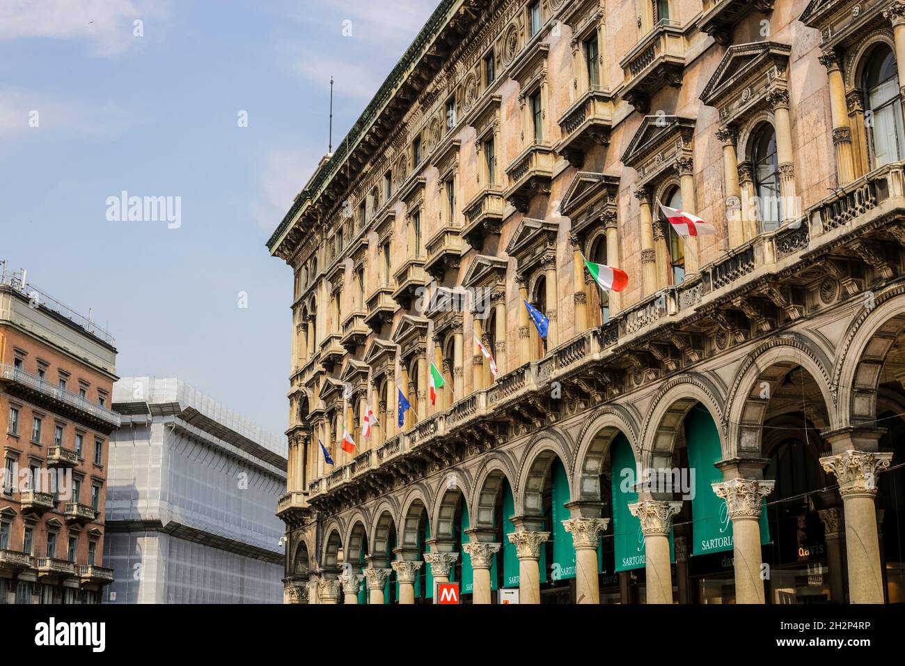 Milano, Italia - 13 giugno 2017: Vista del vecchio edificio tradizionale con bandiere europee in Piazza del Duomo Foto Stock