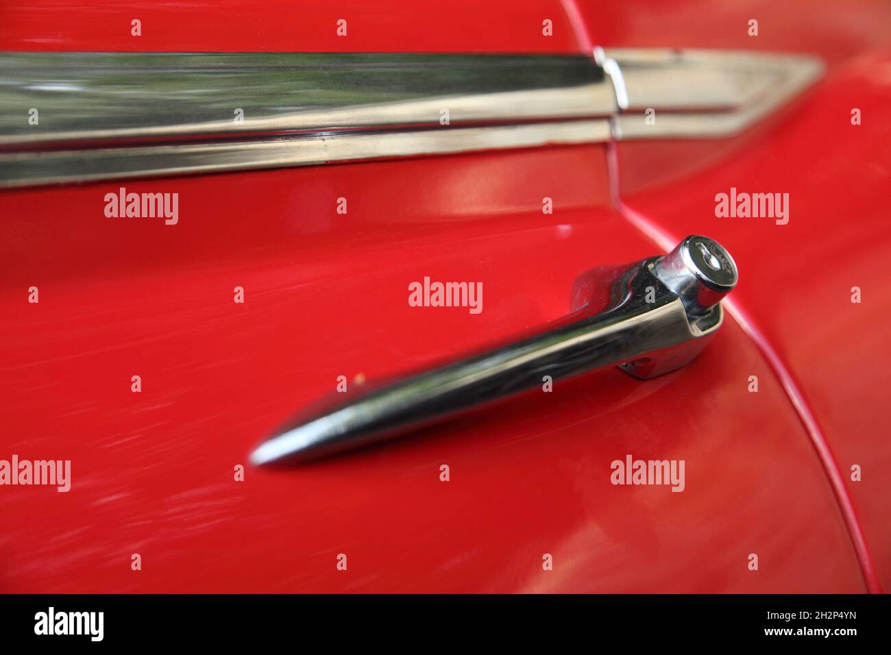 Maniglia della portiera della vettura sportiva Jaguar e-TYPE rossa. Foto Stock