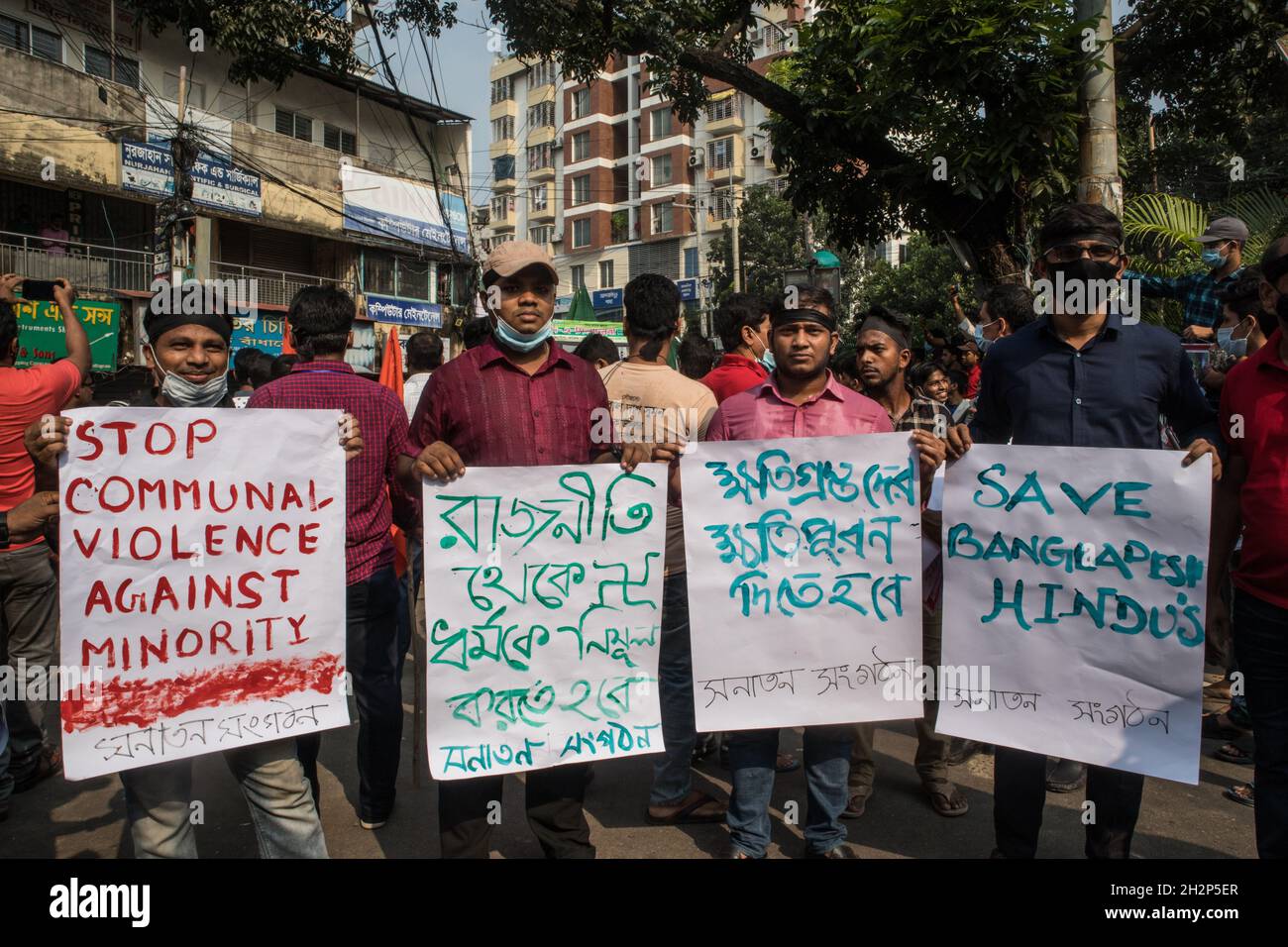 Chittagong sta fluttuando nella marea delle proteste per fermare il male comune. Il Bangladesh Hindu Buddhist Christian Unity Council ha avviato uno sciopero della fame di massa, un sit-in di massa e una processione dimostrativa all'angolo di Andarkilla della città di Chittagong dalle 8 di sabato (23 ottobre) per protestare contro gli attacchi comunali, uccisioni, arson e saccheggi nei pandali di Puja in tutto il paese. I leader del programma di mobilitazione di massa hanno chiesto la rapida attuazione della dichiarazione del governo di tolleranza zero contro la violenza comunitaria e il ruolo unitario della popolazione nella prevenzione delle cospirazioni della co Foto Stock