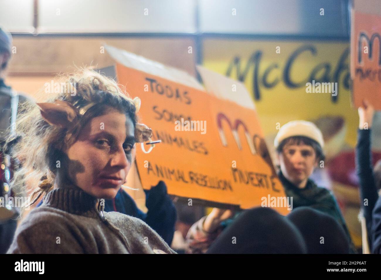 Madrid, Spagna. 22 ottobre 2021. Azione di fronte a McDonald's a Madrid contro la distruzione dell'Amazzonia e l'abuso di violenza contro gli animali, e la giustizia climatica da parte del gruppo animale ribellione e estinzione ribellione (Foto di Alberto Sibaja/Pacific Press) Credit: Pacific Press Media Production Corp./Alamy Live News Foto Stock