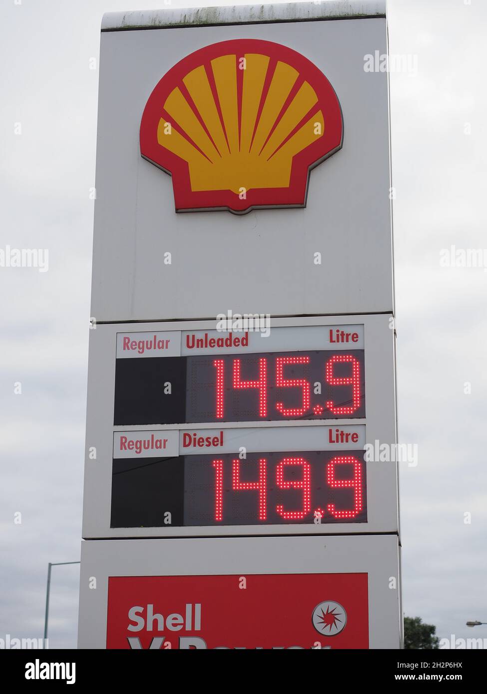 Rainham, Kent, Regno Unito. 23 ottobre 2021. La maggior parte delle stazioni di benzina ha aumentato i loro prezzi a seguito della 'potenza' della benzina. Questo pomeriggio a Rainham, Kent, si trova un supermercato e un cartello con la benzina di marca. Credit: James Bell/Alamy Live News Foto Stock