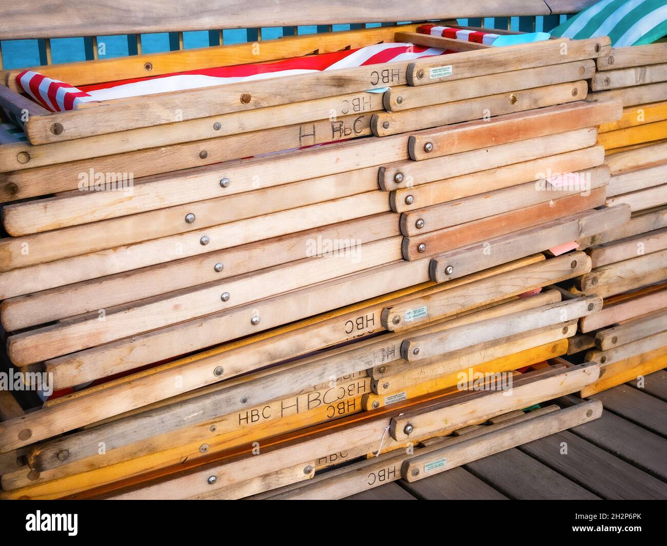 Un mucchio di sedie a sdraio sul molo di Hastings Foto Stock