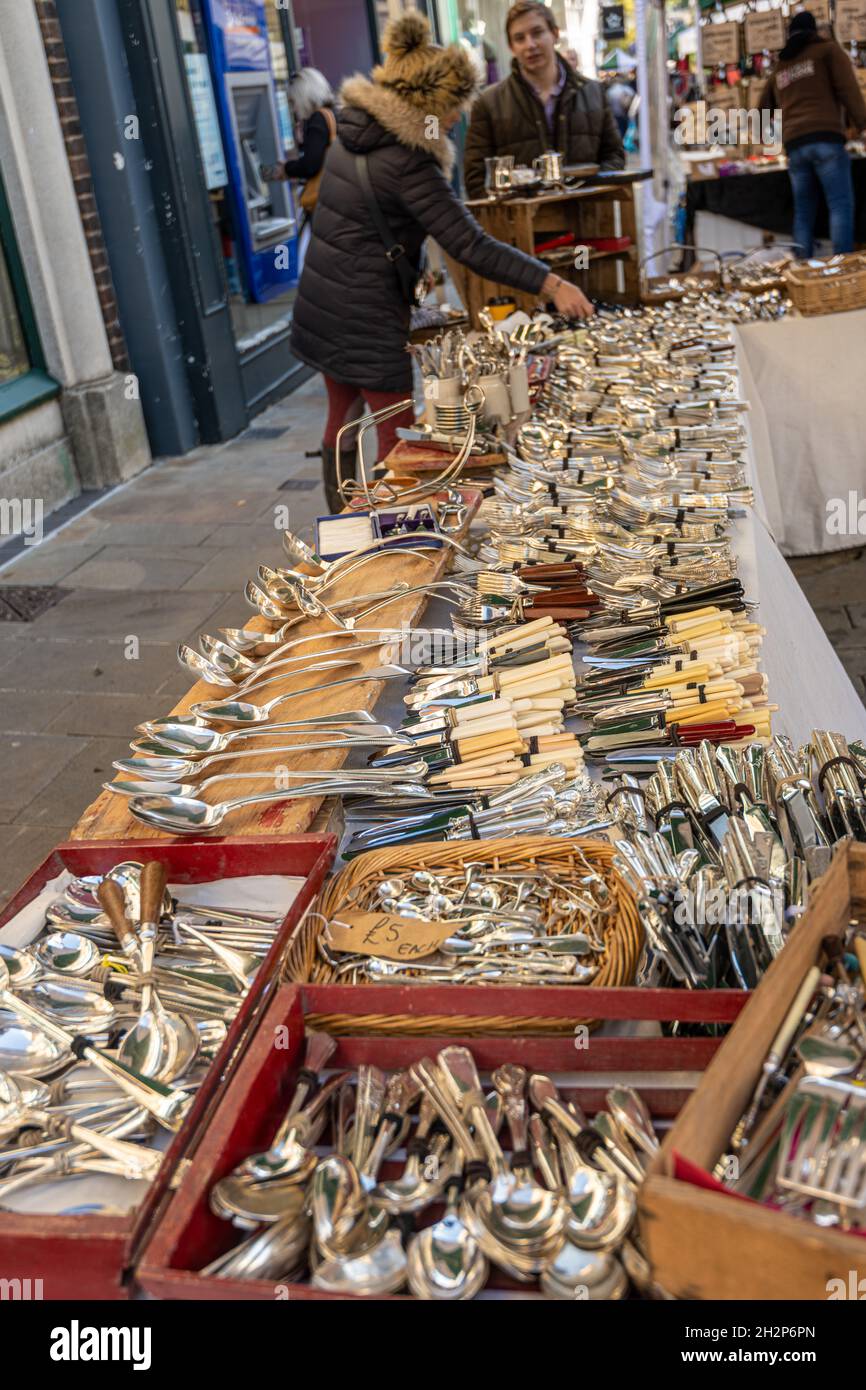 Stoviglie. Coltello e forcella. Coltelli e forchette e cucchiai esposti in una bancarella di mercato delle posate a Winchester, Hampshire, Regno Unito Foto Stock