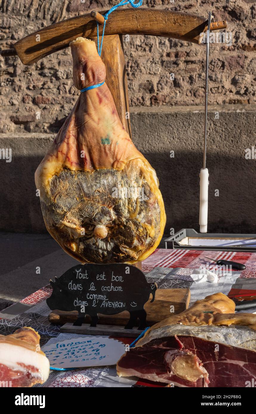 Hock prosciutto in vendita al mercato Sabato vicino Rodez Cattedrale, Rodez, Aveyron, Occitanie, Francia Foto Stock