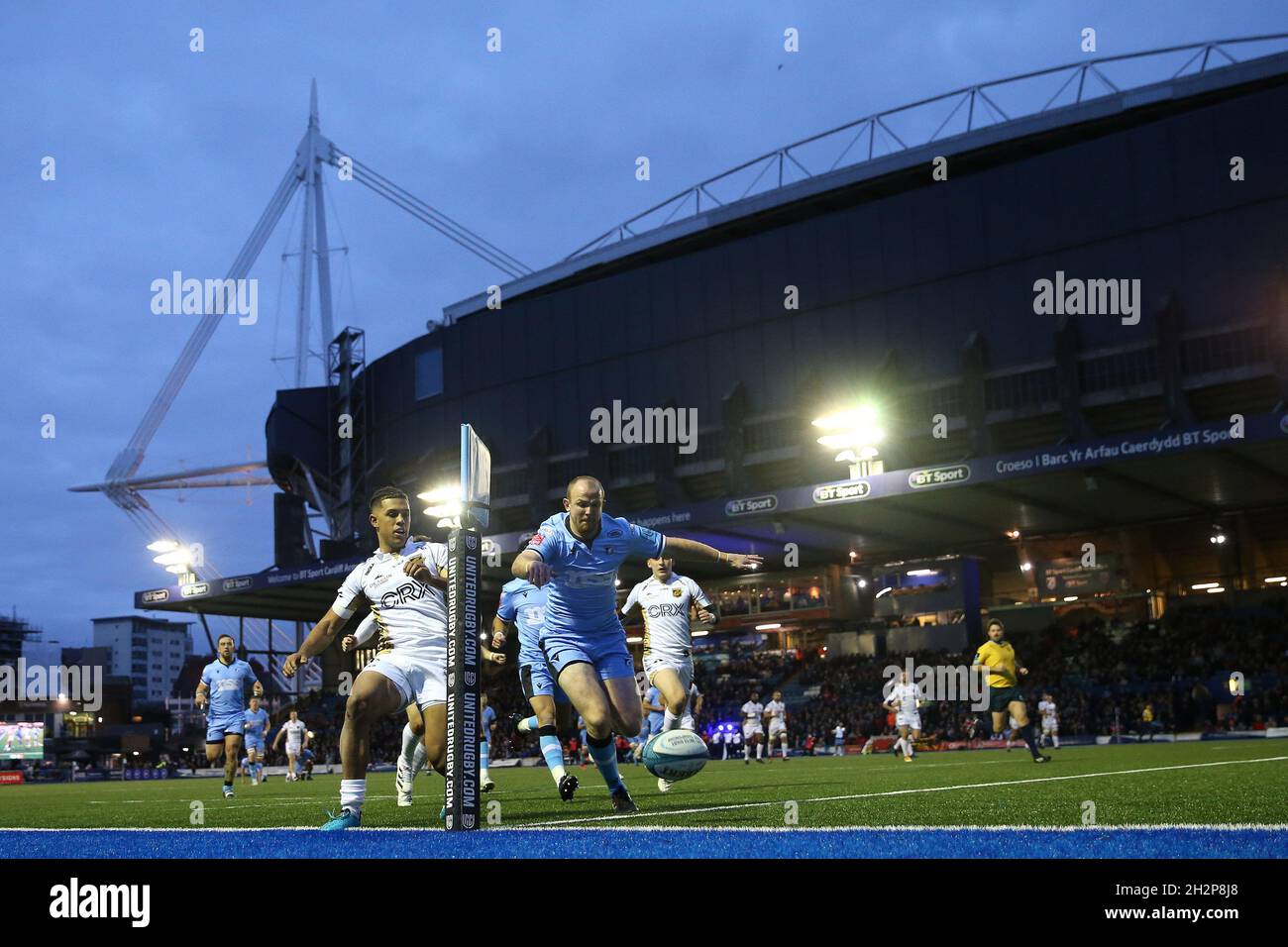 Cardiff, Regno Unito. 23 ottobre 2021. DaN Fish di Cardiff Rugby (r) tenta di fare un tentativo in curva, ma la palla rimbalza fuori gioco. United Rugby Championship, Cardiff Rugby v Dragons al BT Sport Arms Park di Cardiff, nel Galles del Sud sabato 23 ottobre 2021. pic di Andrew Orchard/Andrew Orchard SPORTS photography/Alamy Live News credito: Andrew Orchard SPORTS photography/Alamy Live News Foto Stock