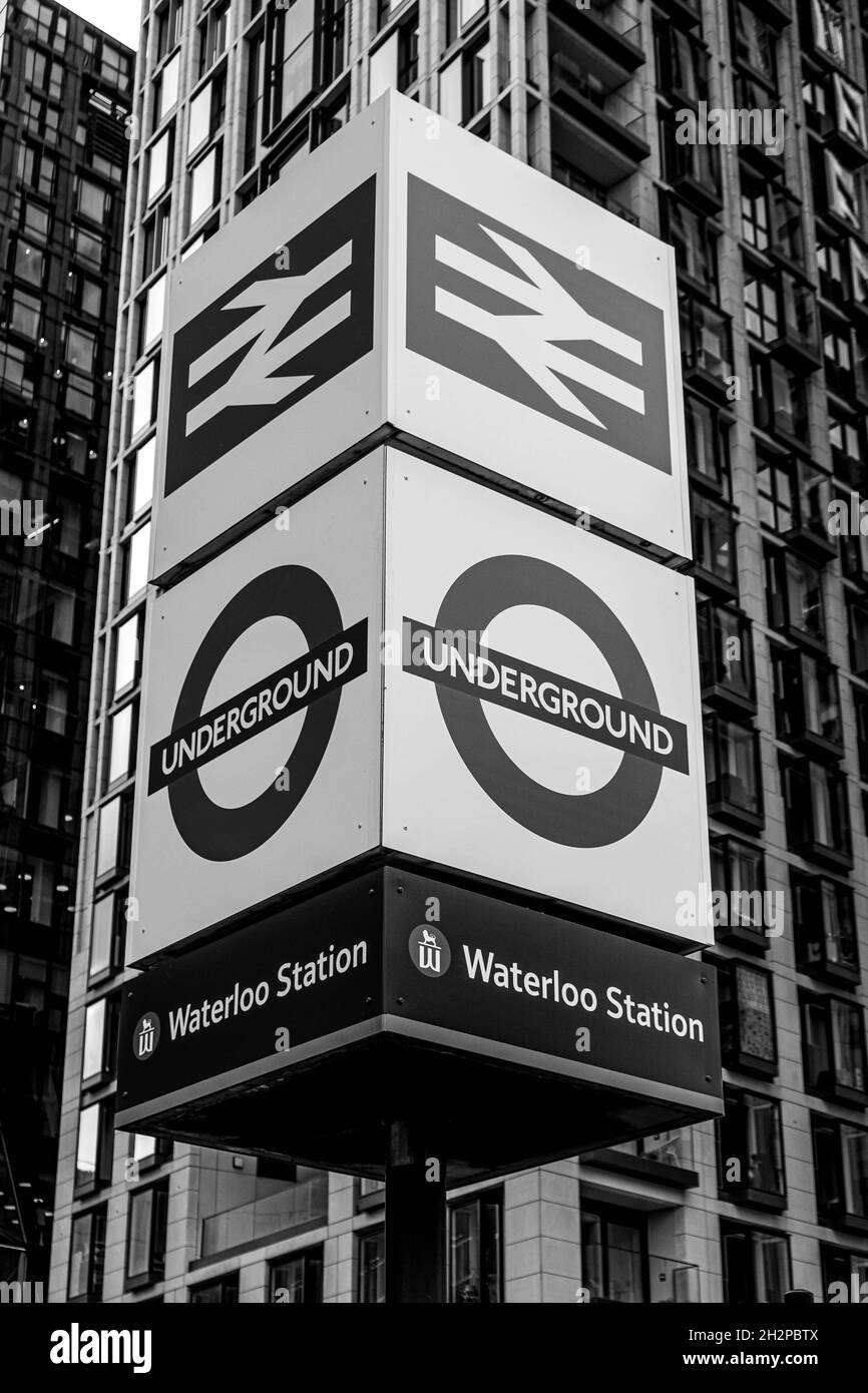 Edifici residenziali e uffici moderni di High Rise a Londra con Una stazione della metropolitana di Waterloo Sign Post e No People Foto Stock