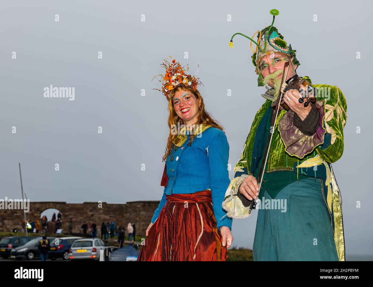 Rowanbank Theatre coppia su palafitte in costume intrattengono al Cop26 Pilgrimage, Dunbar Harbour, East Lothian, Scozia, Regno Unito Foto Stock