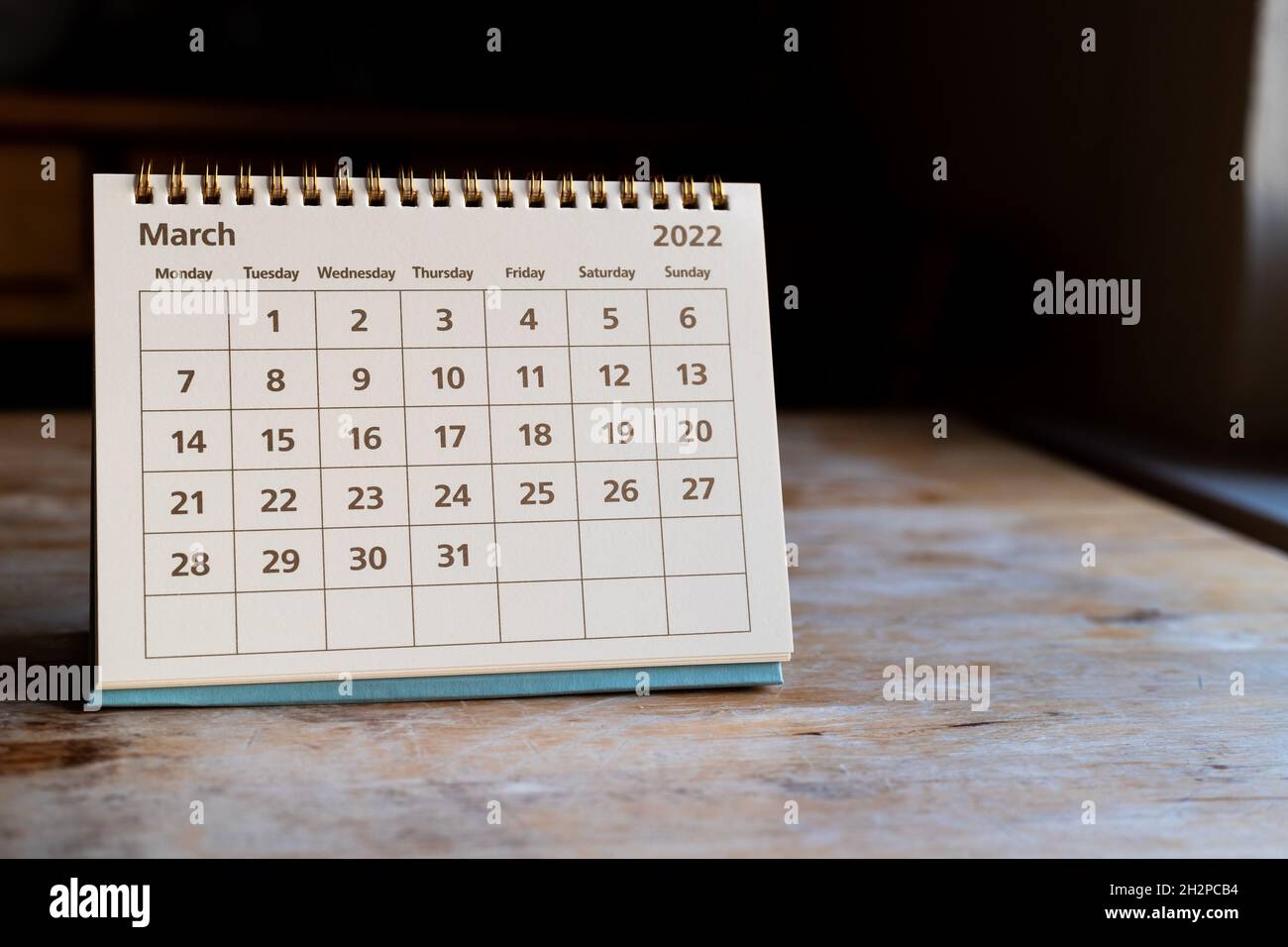 Pagina del mese: Marzo 2022 calendario cartaceo sul tavolo in legno Foto Stock