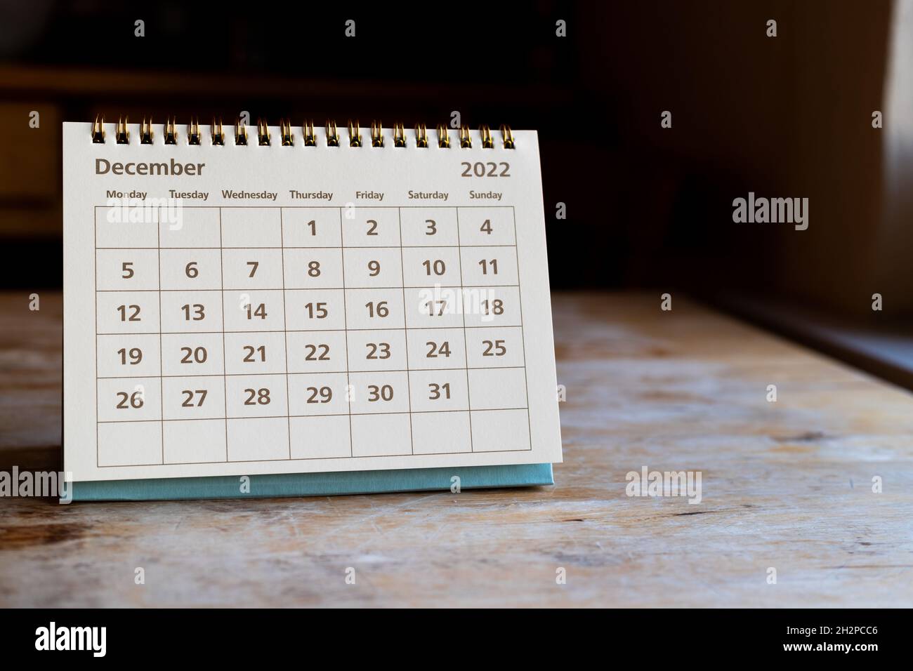Pagina del mese: Dicembre 2022 calendario cartaceo sul tavolo in legno Foto Stock