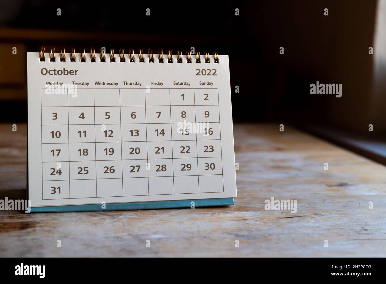 Pagina del mese: Ottobre 2022 calendario cartaceo sul tavolo in legno Foto Stock