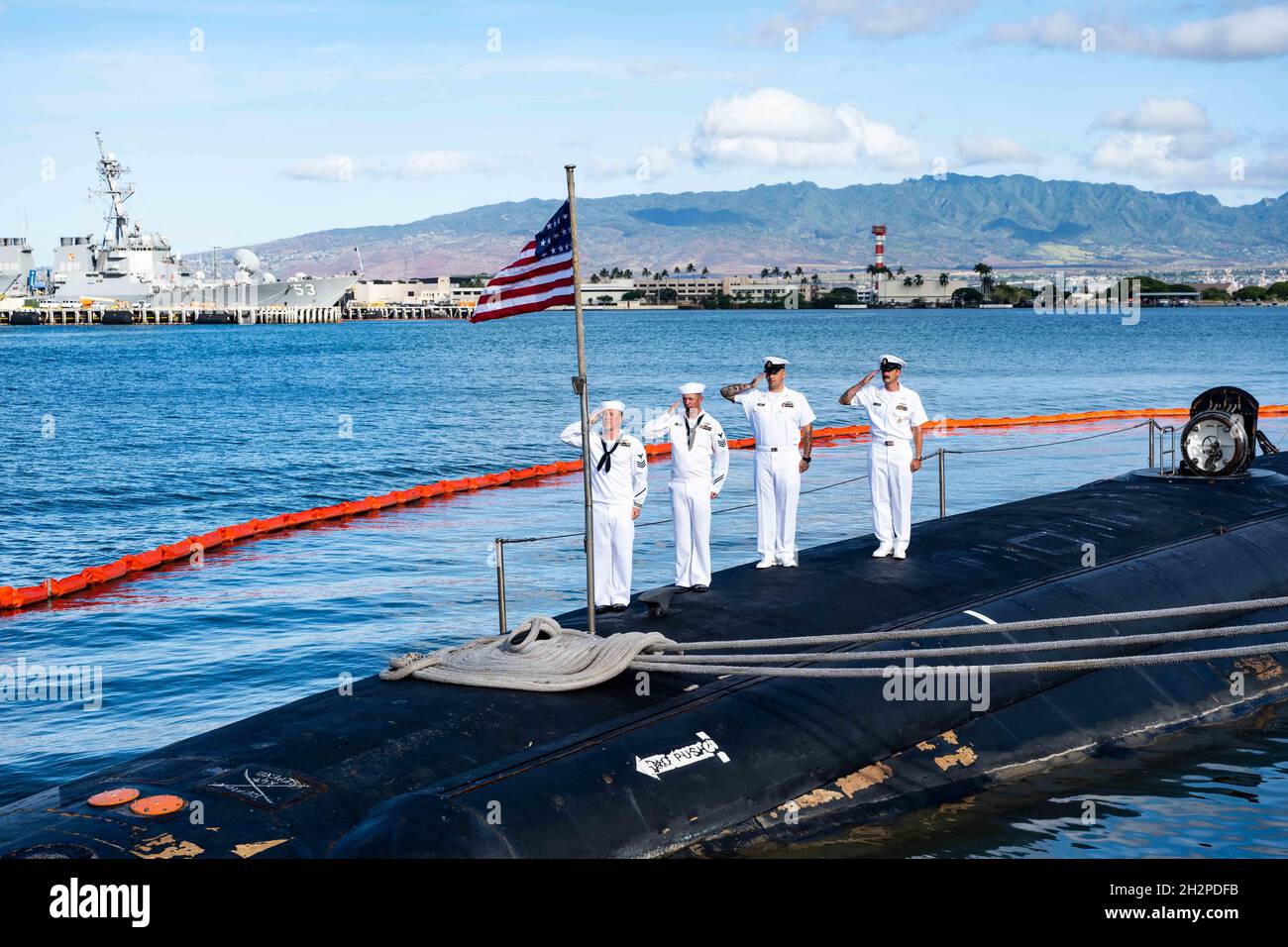 Pearl Harbor, Stati Uniti. 30 luglio 2021. I marinai della Marina degli Stati Uniti assegnati al sottomarino ad attacco rapido di classe Virginia USS Missouri salutano una bandiera a 24 stelle che onorava quando il Missouri divenne il 24° stato durante una cerimonia al Joint base Pearl Harbor-Hickam il 30 luglio 2021 a Honolulu, Hawaii. Credit: MC1 Michael Zingaro/U.S. Navy/Alamy Live News Foto Stock