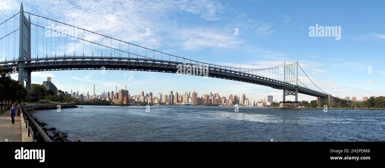 Triborough Bridge, vista panoramica da Astoria Park verso lo skyline di Manhattan settentrionale sullo sfondo, Queens, NY, USA Foto Stock
