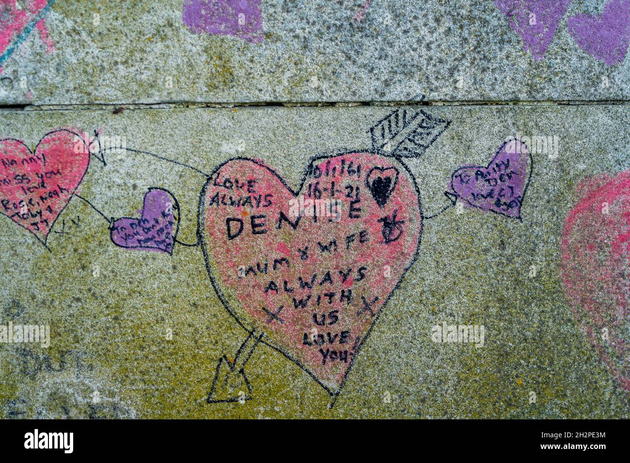 Londra, Regno Unito. 19 Ottobre 2021. Il National Covid Memorial Wall sulla sponda sud del Tamigi, accanto al St Thomas' Hospital. Il memoriale è un murale pubblico dipinto da volontari per commemorare le migliaia di vittime della pandemia COVID-19 che sono morte nel Regno Unito. Poiché il numero di casi positivi del Covid-19 si ripresenta fuori controllo, gli esperti medici stanno chiedendo al governo di rimettere in atto alcune misure di prevenzione del Covid-19, ma il primo ministro Boris Johnson non ha in programma di farlo. Credit: Maureen McLean/Alamy Foto Stock