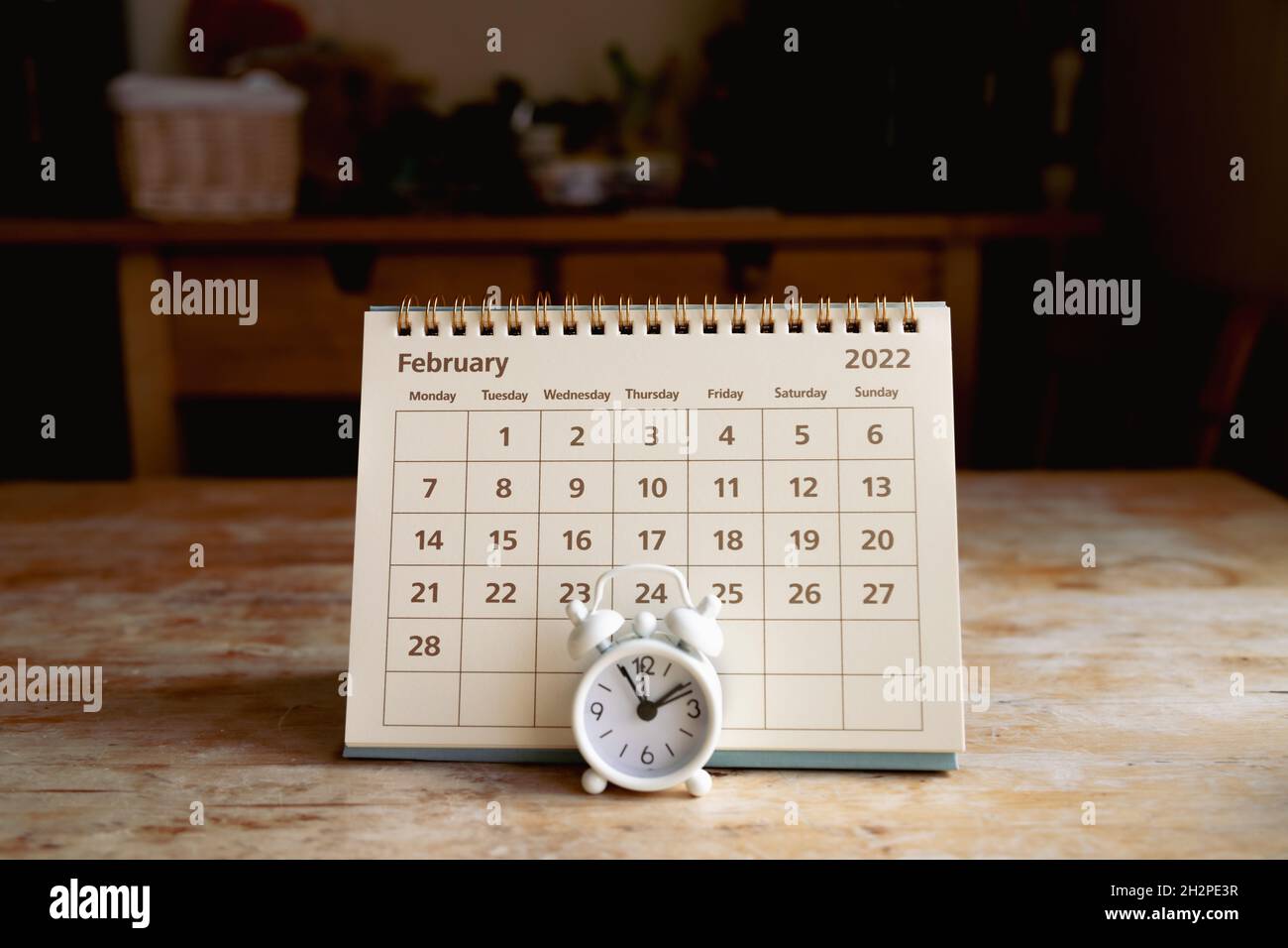 Febbraio 2022 calendario mese pagina nad piccolo vintage sveglia Foto Stock