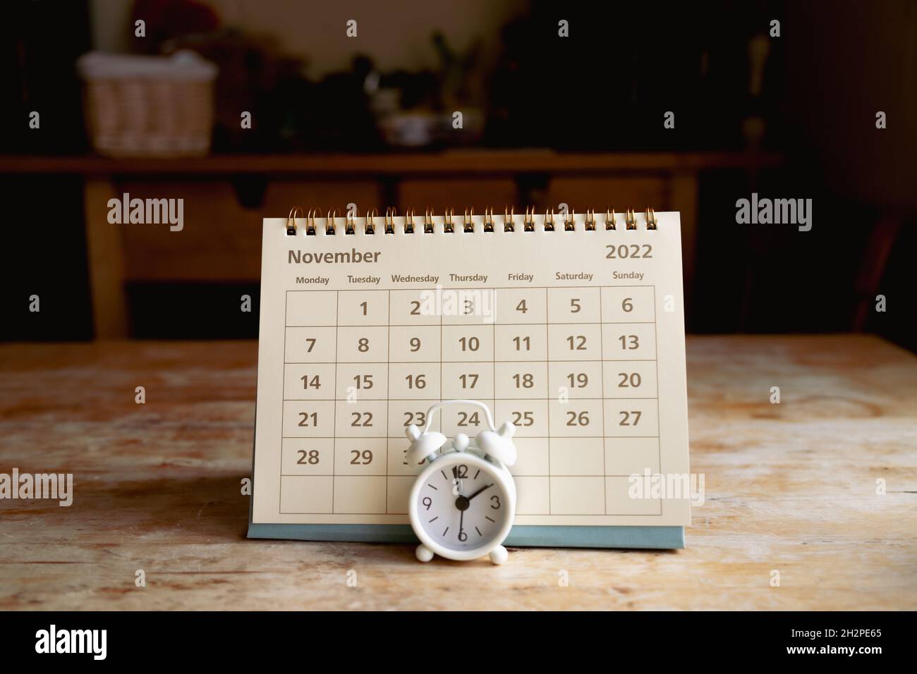 Novembre 2022 calendario mese pagina nad piccolo vintage sveglia Foto Stock