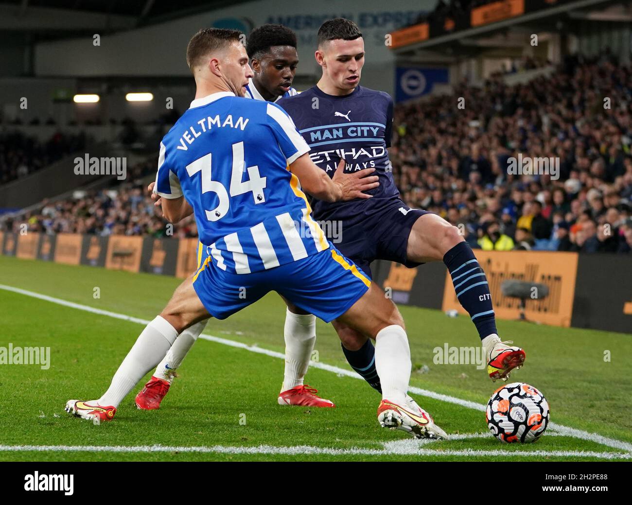 Joel Veltman di Brighton e Hove Albion (a sinistra) e Tariq Lamptey combattono con Phil Foden di Manchester City durante la partita della Premier League allo stadio AMEX di Brighton. Data foto: Sabato 23 ottobre 2021. Foto Stock