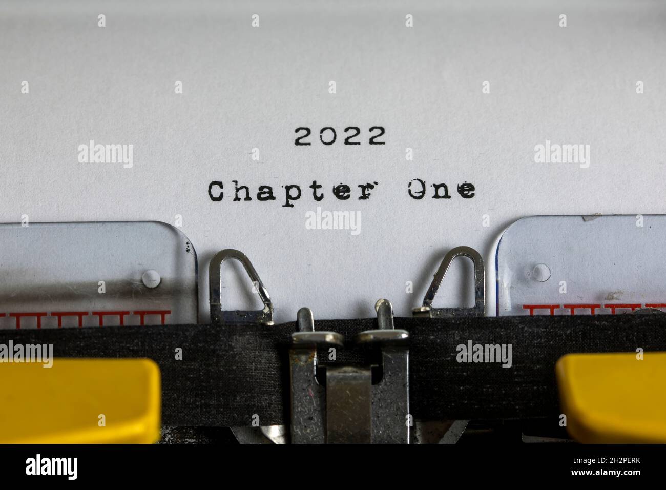 vecchia macchina da scrivere con testo 2022 capitolo uno Foto Stock