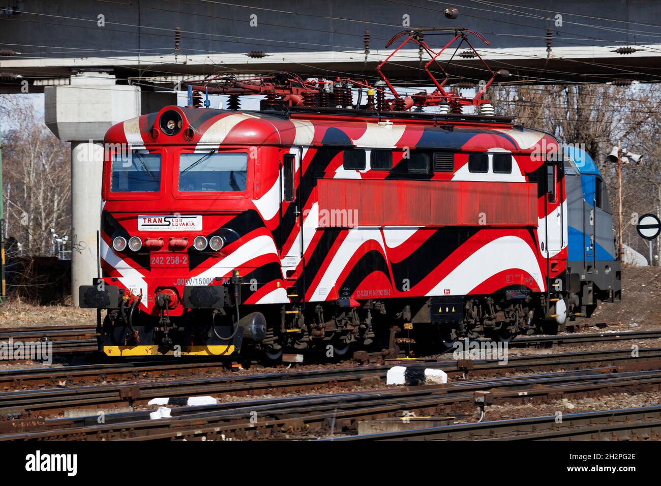 Budapest, Ungheria - 13 marzo 2021: Trasporto ferroviario internazionale. Treno locomotiva alla stazione. Trasporto ferroviario globale e spedizione. Foto Stock