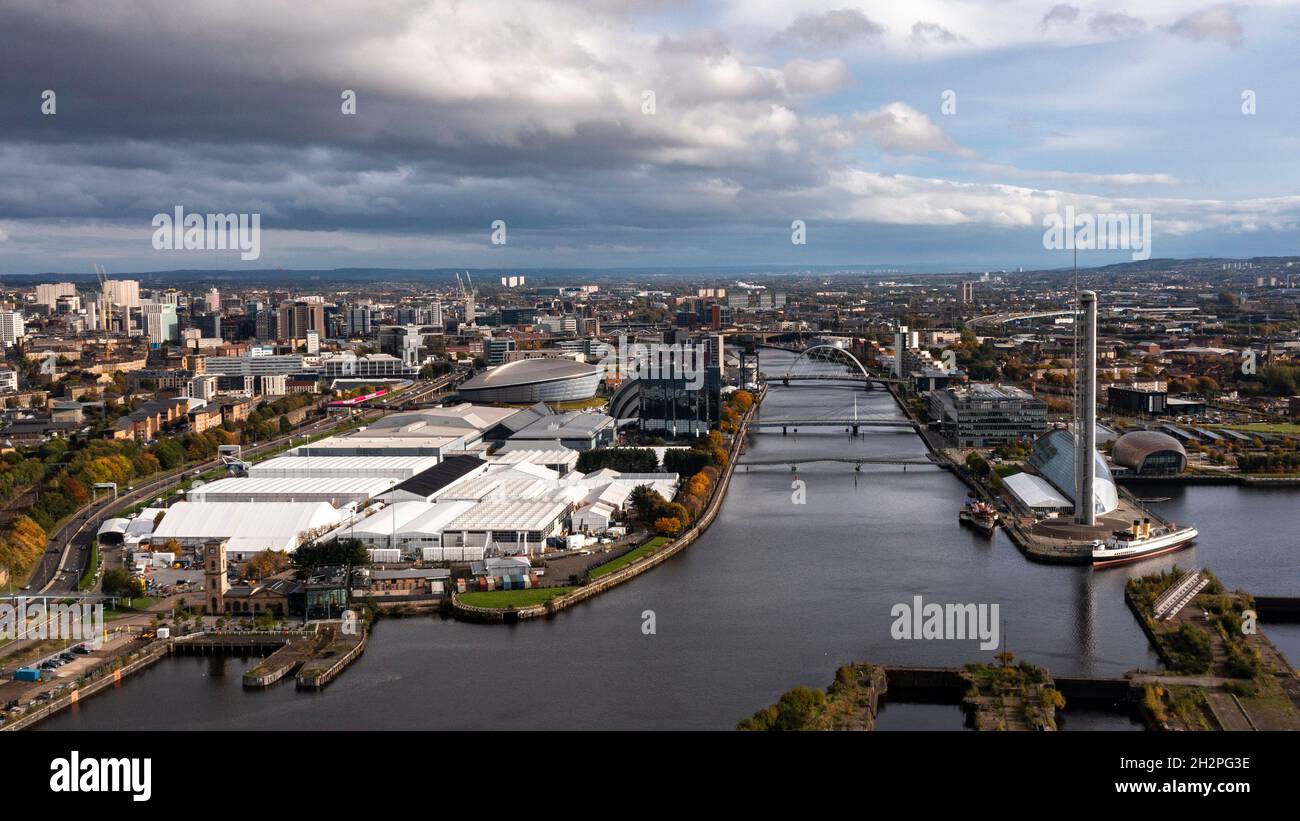 Glasgow, Scozia, Regno Unito. 23 ottobre 2021. NELLA FOTO: Vista aerea con droni che si affaccia dall'alto del sito COP26. Credit: Colin Fisher/Alamy Live News Foto Stock