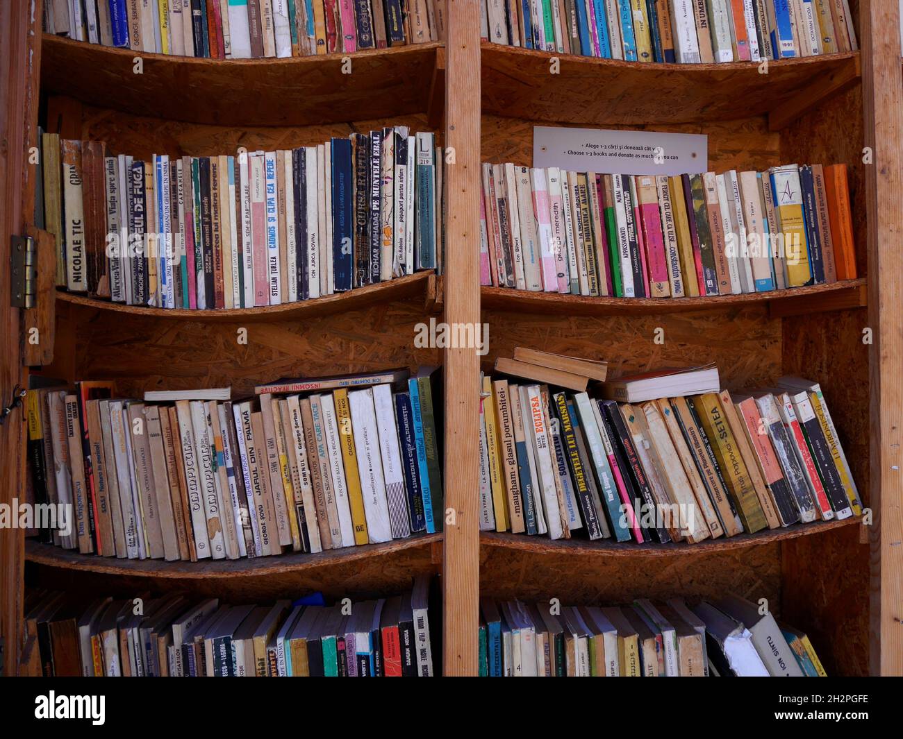 Scaffali pieni di libri in strada, Sibiu, Romania. Foto di alta qualità Foto Stock