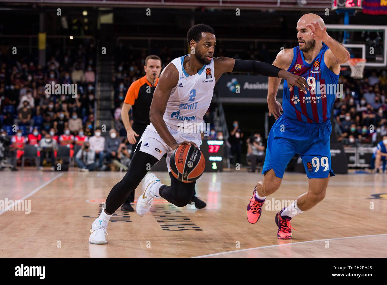 Jordan Loyd di Zenit San Pietroburgo in azione contro Nick Calathes del FC Barcelona durante la partita di pallacanestro Eurolega della Turkish Airlines tra il FC Barcelona e Zenit San Pietroburgo il 22 ottobre 2021 al Palau Blaugrana di Barcellona, Spagna - Foto: Javier Borrego/DPPI/LiveMedia Foto Stock