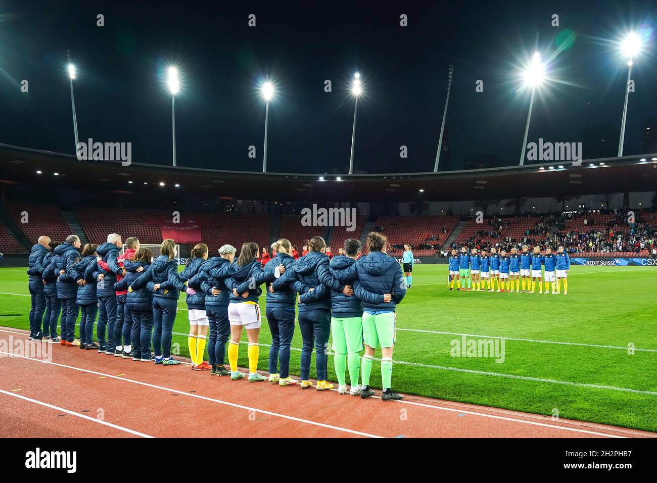 Zurigo, Svizzera. 22 ottobre 2021. Zurigo, Svizzera, 22 ottobre 2021: Giocatori della Romania durante l'inno nazionale prima della partita di calcio dei qualificatori UEFA della Coppa del mondo FIFA Womens a Letzigrund a Zurigo, Svizzera. Daniela Porcelli/SPP Credit: SPP Sport Press Photo. /Alamy Live News Foto Stock