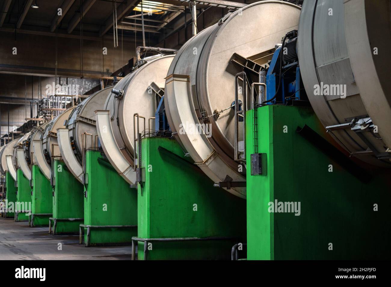 Conceria. Grandi barili in metallo per la tintura del cuoio Foto Stock