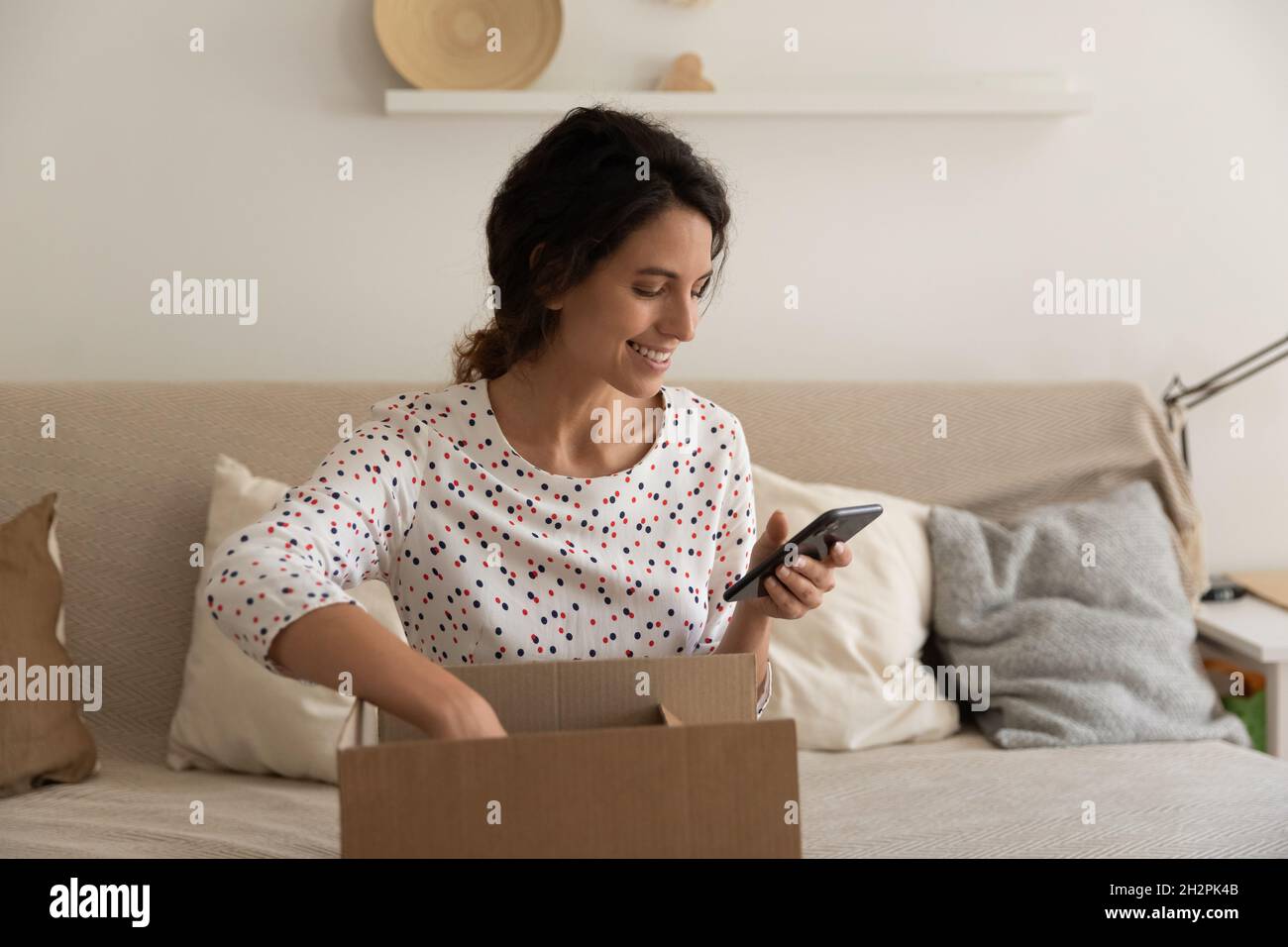Cliente felice che dà il feedback alla consegna degli ordini online Foto Stock