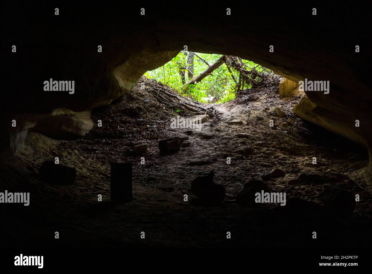 Ferenc-barlang (grotta Ferenc) dall'interno. Una piccola grotta di arenaria al confine tra Ungheria e Austria Foto Stock