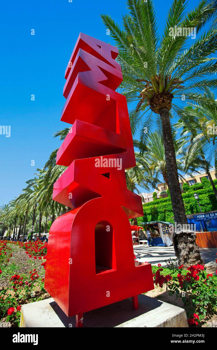 PALMA MALLORCA SEGNO vibrante ampia vista di rosso Palma segno scultura su Av.de Gabriel Roca con palma alberato mercato bancarelle Palma de Mallorca Spagna Foto Stock