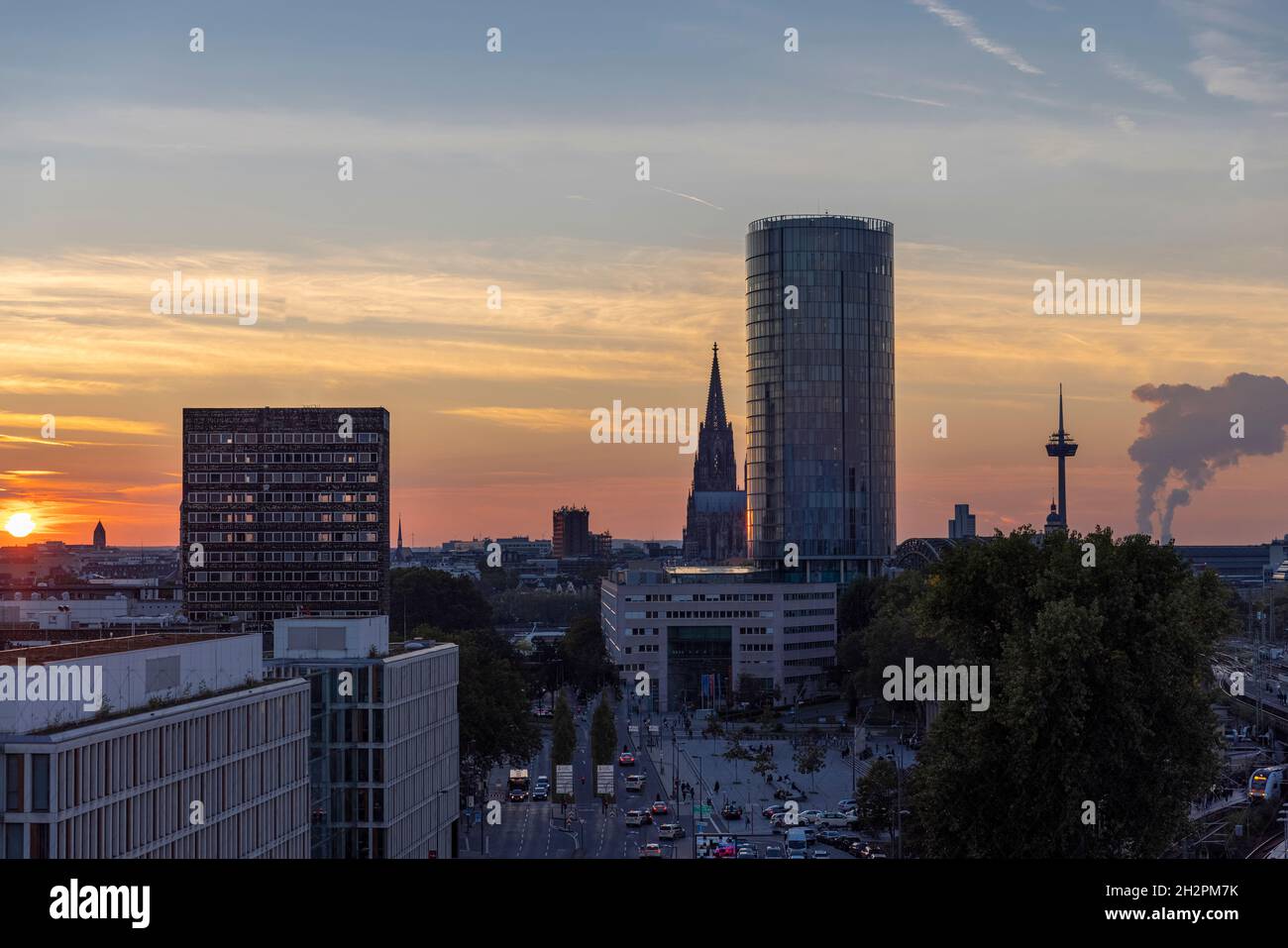 Le sagome degli edifici di Colonia si contrappone al cielo del tramonto autunnale Foto Stock