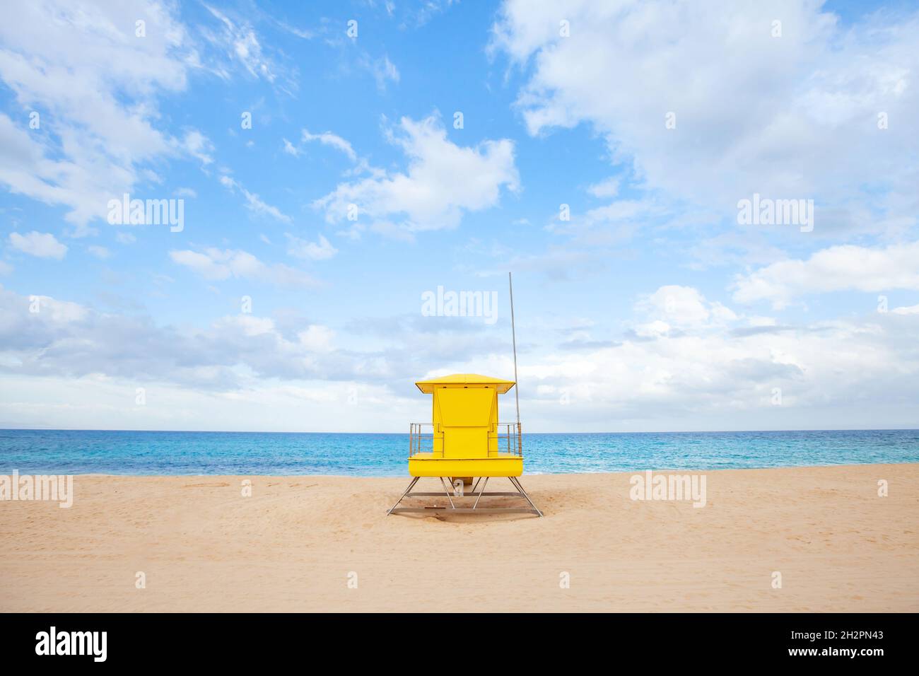 paesaggio minimalista di spiaggia con capanna gialla, scena colorata di sabbia e cielo blu, minimalismo Foto Stock
