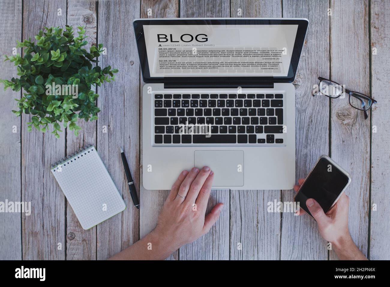 scrivere un blog, blogger influencer leggere il testo sullo schermo, social media Foto Stock