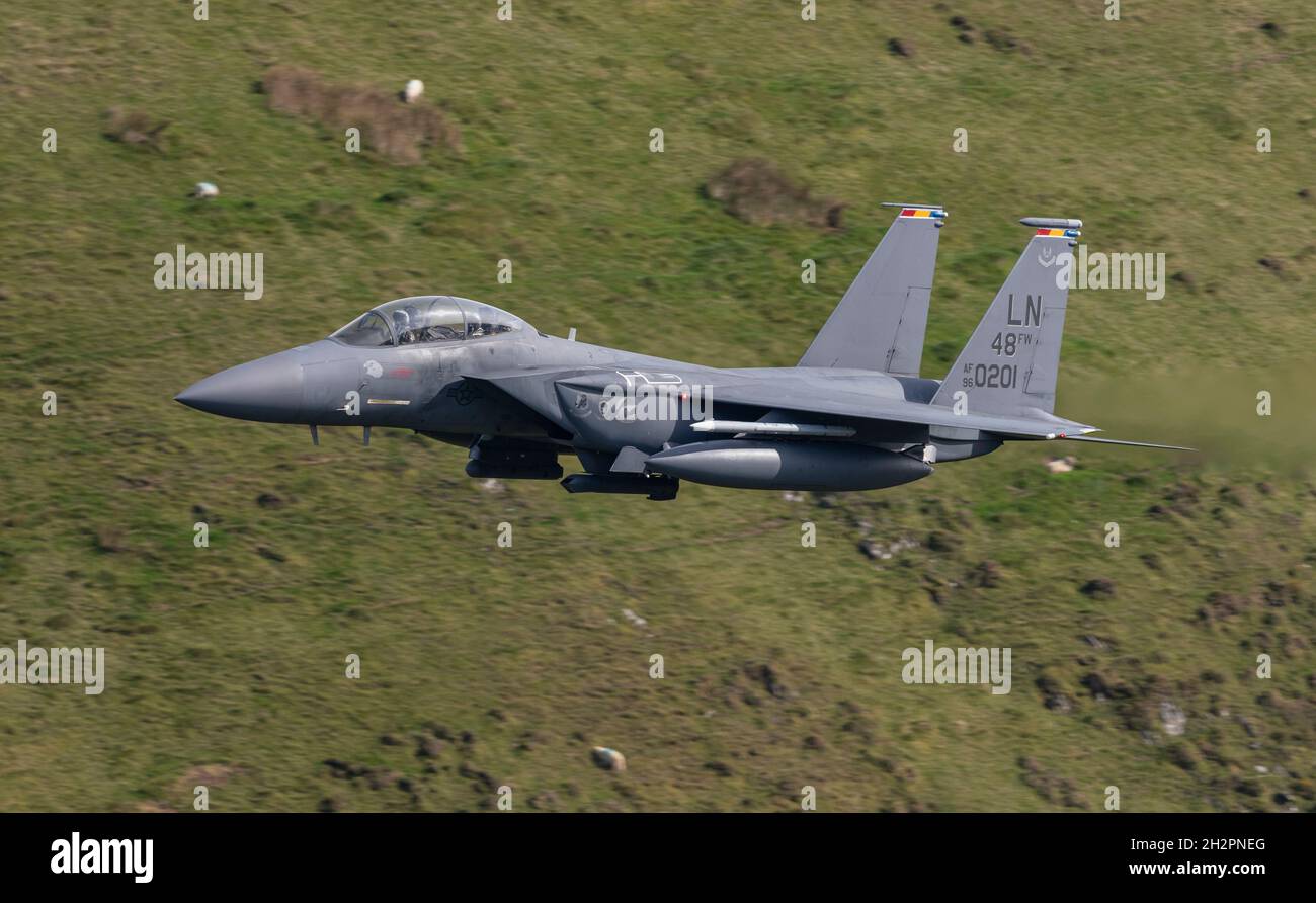 USAF F-15E Sciopero Eagle da RAF Lakenheathlow livello volante sortie in Galles bassa zona di volo 7 (LFA7, Mach Loop) Foto Stock