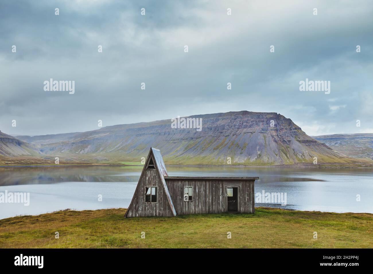 Capanna di legno solitario in Islanda, bellissimo paesaggio occidentale fiordi Foto Stock