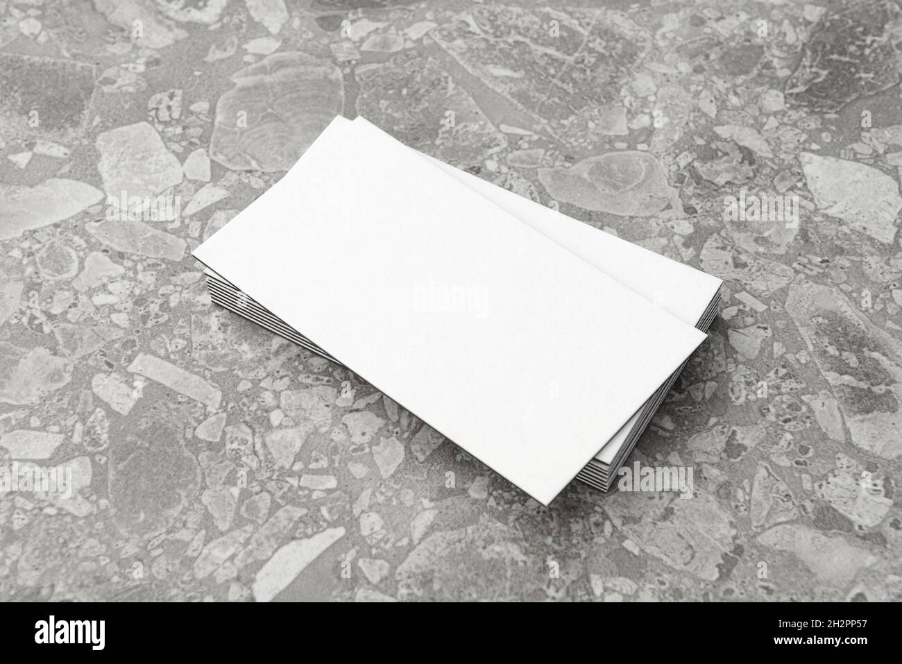 I biglietti da visita sono vuoti. Mockup su sfondo grigio. Spazio di copia per il testo. Foto Stock