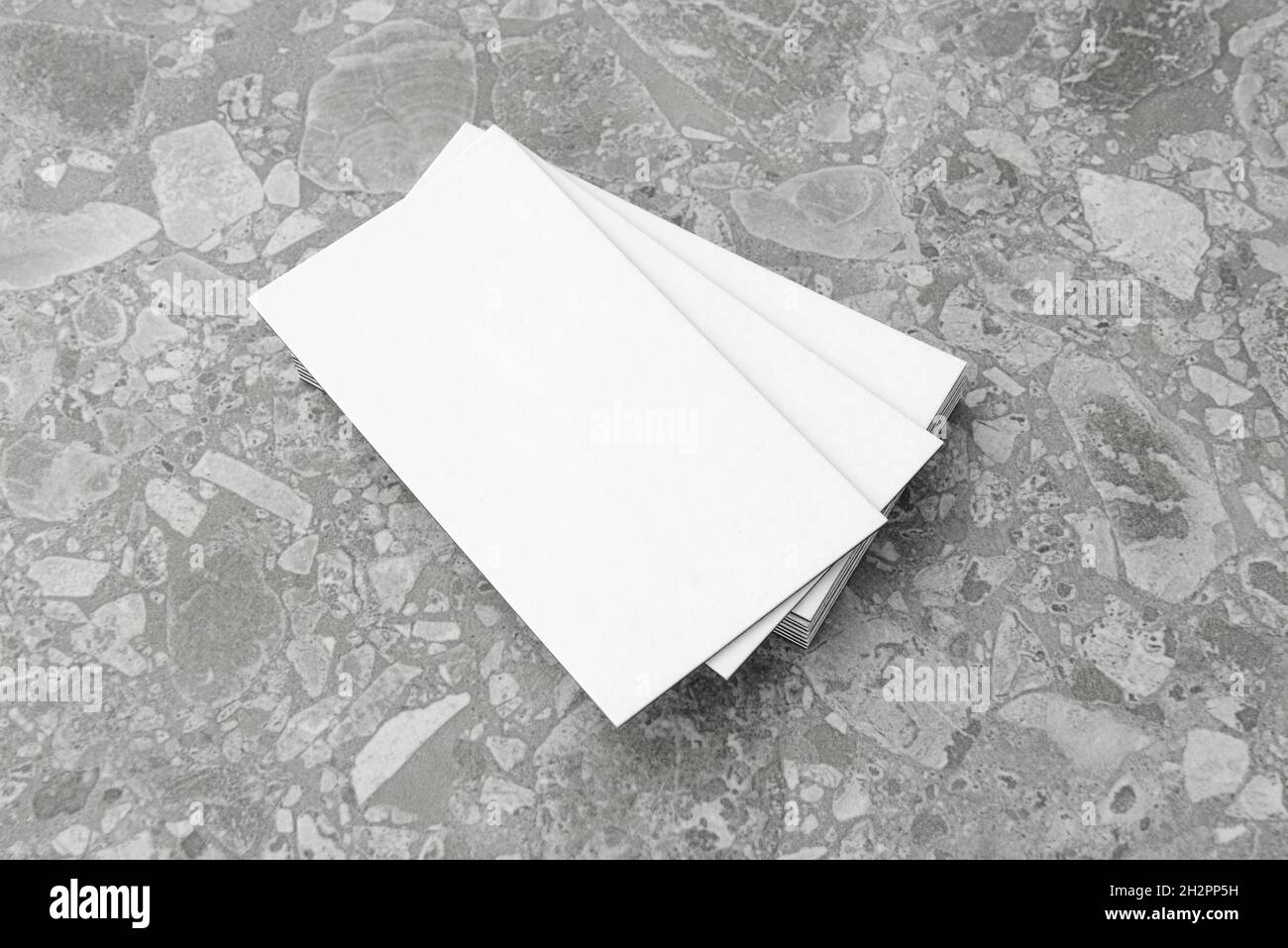 I biglietti da visita sono vuoti. Mockup su sfondo grigio. Spazio di copia per il testo. Foto Stock