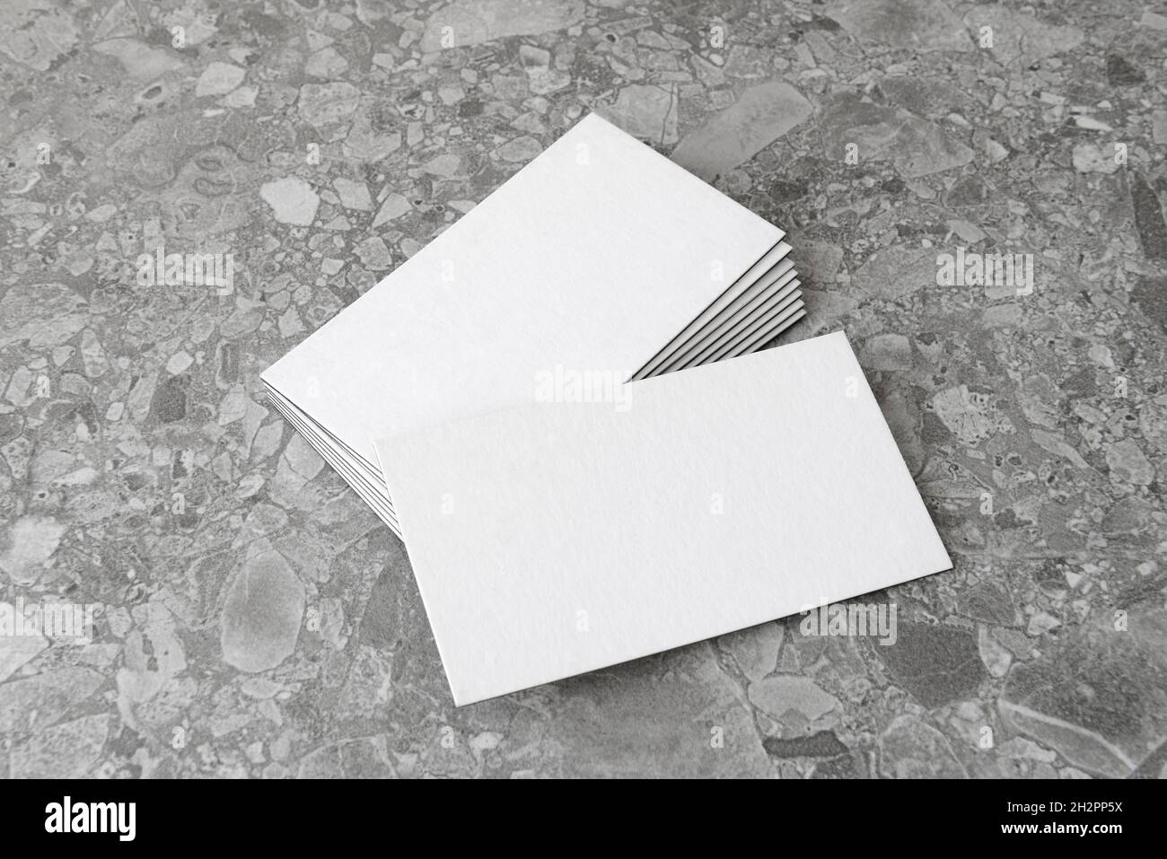 I biglietti da visita sono vuoti. Mockup su sfondo grigio. Spazio di copia per il testo. Foto Stock
