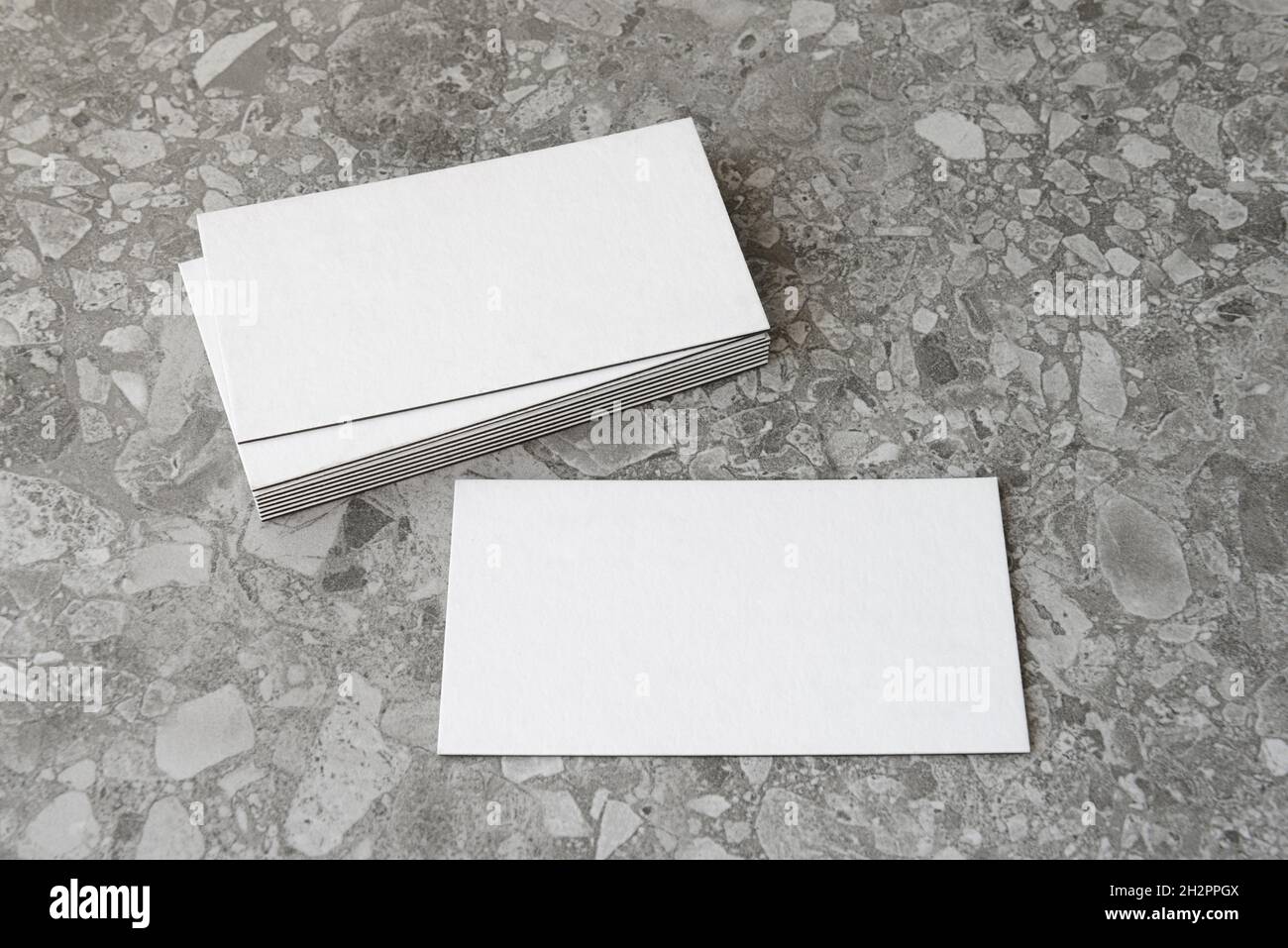 I biglietti da visita sono vuoti. Mockup su sfondo grigio. Spazio di copia per il testo. Foto Stock