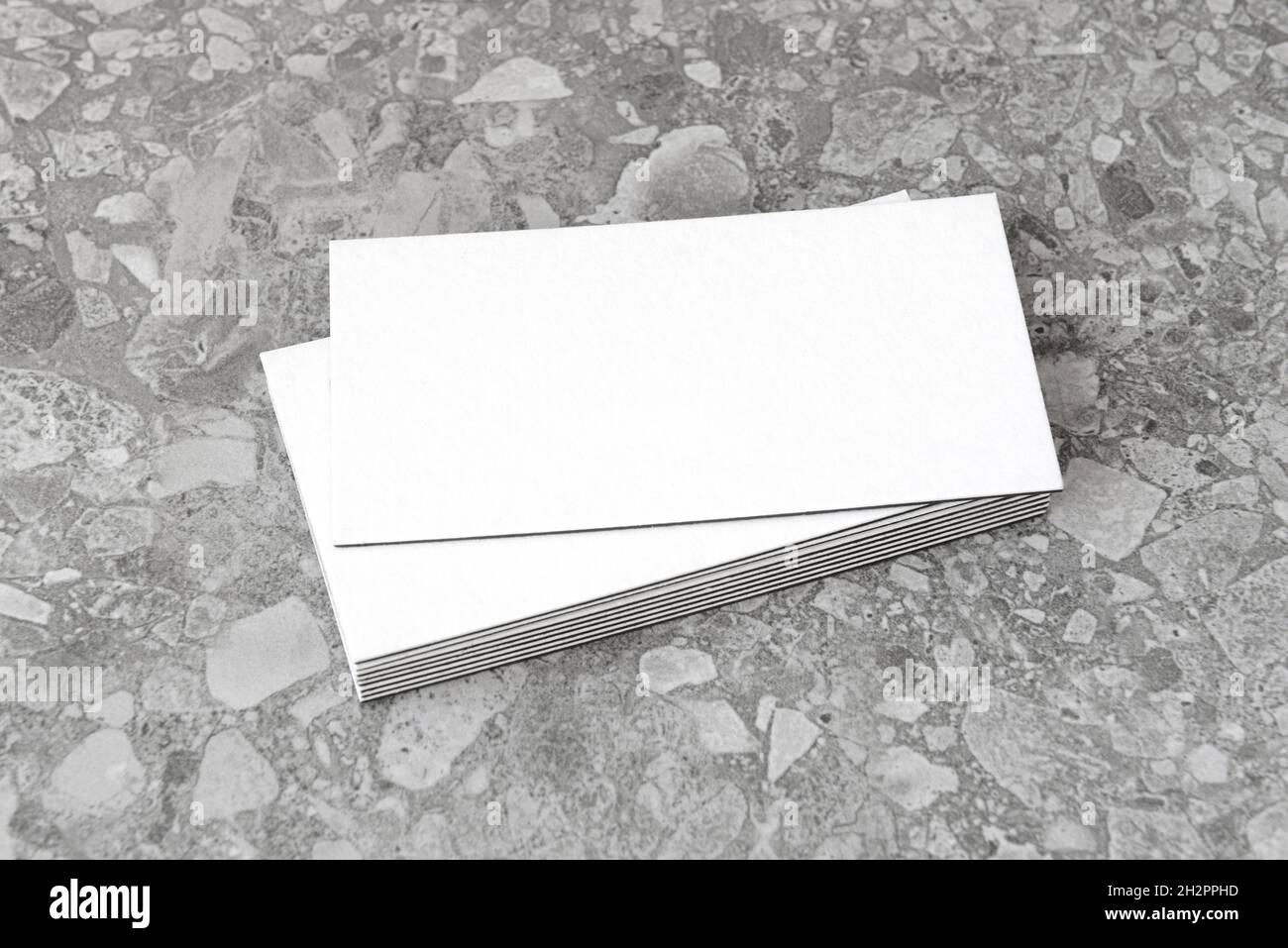 I biglietti da visita sono vuoti. Mockup su sfondo grigio. Spazio di copia per il testo. Foto Stock
