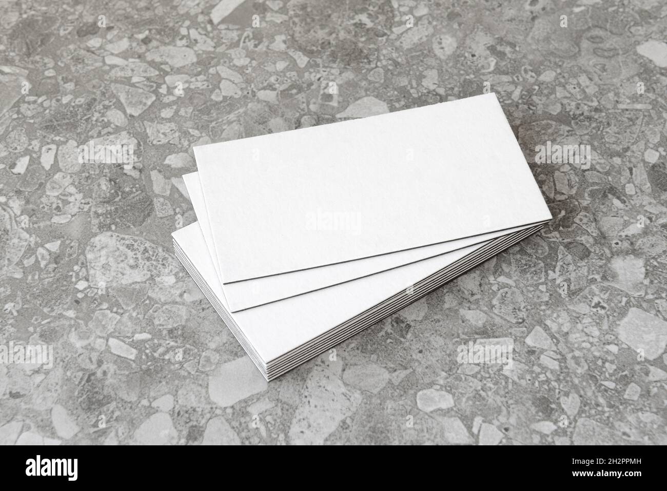 I biglietti da visita sono vuoti. Mockup su sfondo grigio. Spazio di copia per il testo. Foto Stock