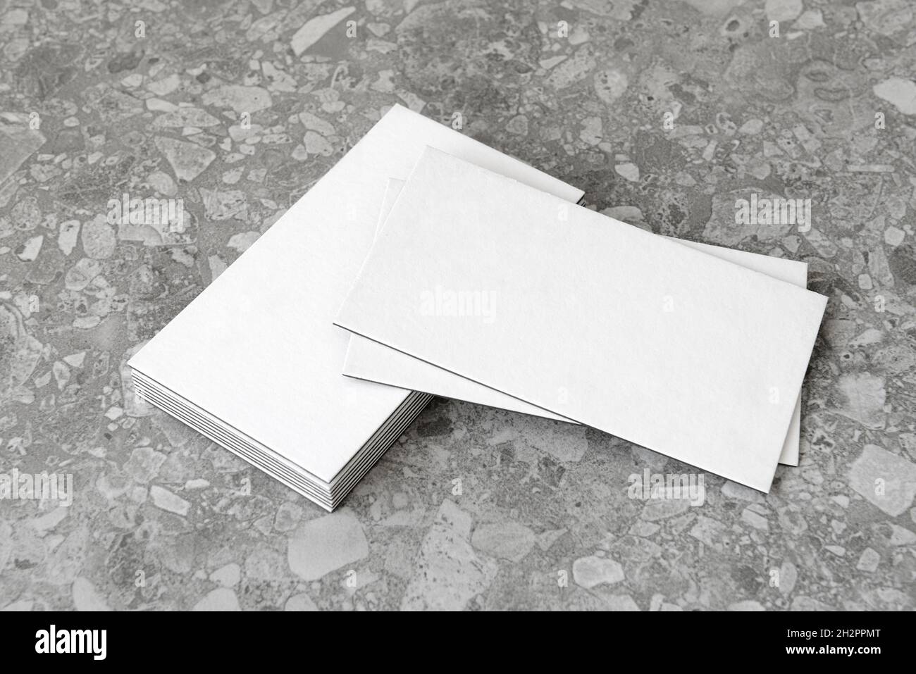 I biglietti da visita sono vuoti. Mockup su sfondo grigio. Spazio di copia per il testo. Foto Stock
