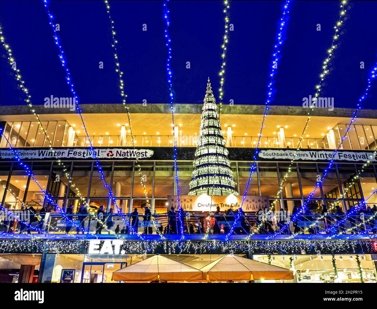 South Bank ristoranti luci di Natale Alfresco South Bank centro a Natale con alberi, luci e affollati ristoranti all'aperto illuminati di notte London South Bank SE1 Foto Stock