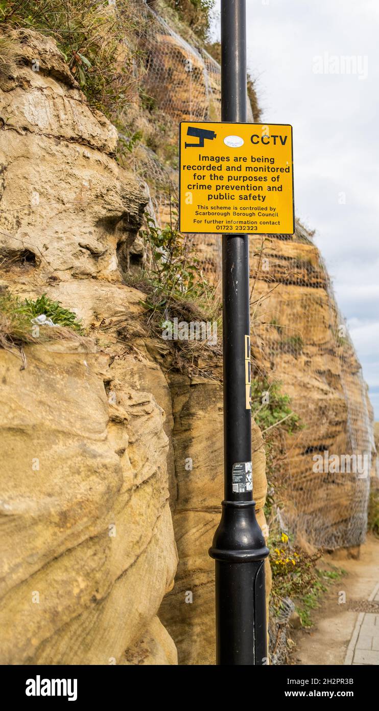 Whitby, North Yorkshire, Regno Unito – Ottobre 17 2021. Fuoco vicino e selettivo di un segno del consiglio di Scarborough Borough che comunica che CCTV è in funzione in t Foto Stock