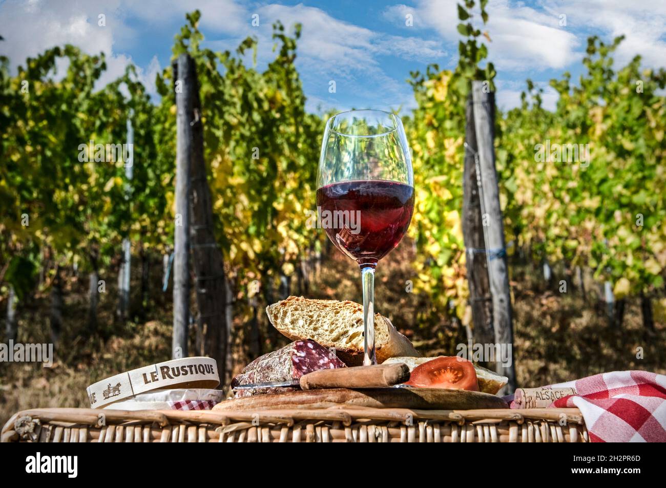 PICNIC VIGNETO FRANCIA ALL'APERTO pranzo picnic con vino rosso locale pane formaggio e saucisson in Francia vigneto francese Foto Stock
