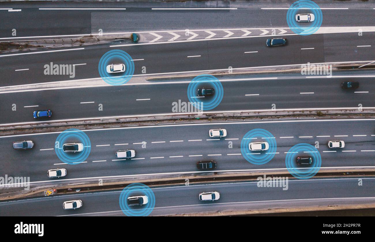 auto intelligenti che guidano su strada, veicoli senza conducente, vista dall'alto dall'alto Foto Stock auto intelligenti che guidano su strada, veicoli senza conducente, vista dall'alto dall'alto Foto Stock